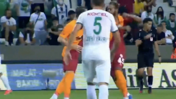 Galatasaray-speler Marcao Teixeira geeft ploeggenoot klap en een kopstoot