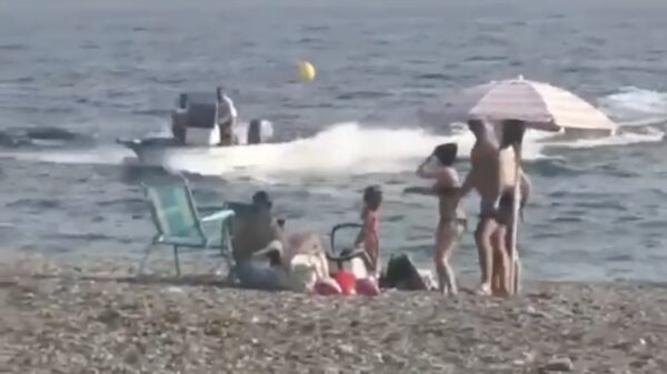 Toeristen vangen drugssmokkelaars die met hun boot het strand op knallen