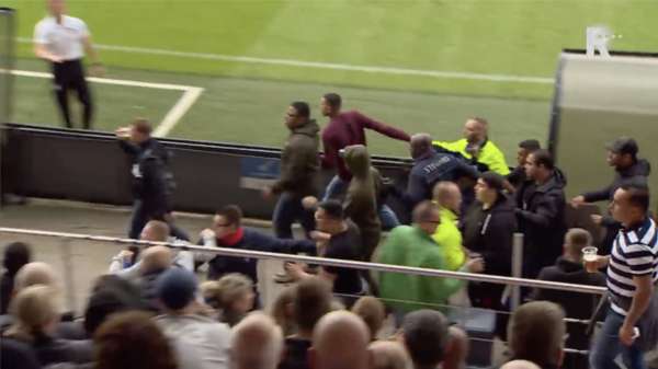 Ouderwets potje rellen tussen supporters tijdens wedstrijd Ajax - Feyenoord onder de 19