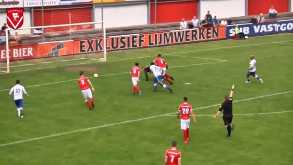 Uniek moment: scheidsrechter scoort goal tegen Harkemase Boys en keurt hem goed