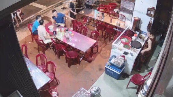 Lulletje rozenwater trekt (on)opzettelijk stoel onder gat van pechvogel vandaan