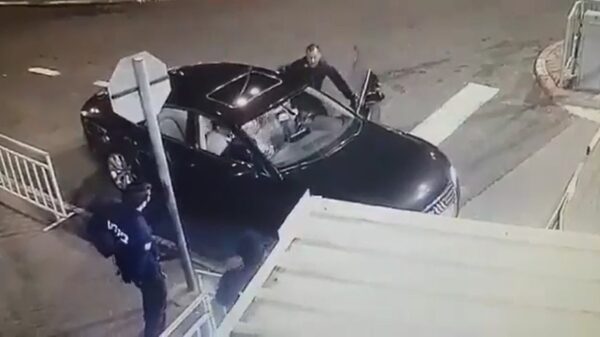 Agressieve idioot rent op beveiliger af en wordt keihard gepeppersprayed