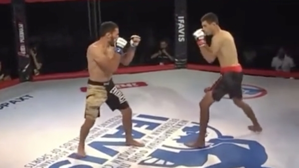Slechte dag voor MMA-vechter: knock-out gemept door tegenstander en gechoked door scheids