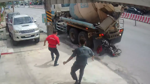 Bestuurder van cementwagen ziet motorrijder over het hoofd als hij achteruitrijdt