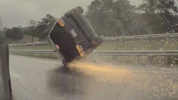 Woeiiiii, Tesla legt auto vast die tijdens vluchtpoging ondersteboven voorbij komt