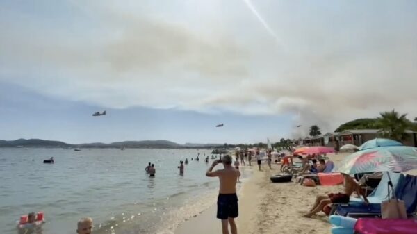 Lekker van je vakantie genieten terwijl bosbranden Saint-Tropez platleggen