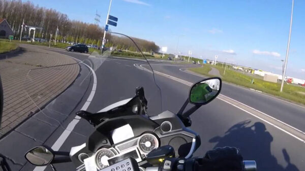 Zo ziet een politiebegeleiding van een ambulance met couveusekindje eruit