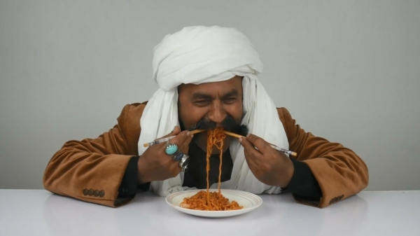 Pakistaanse stamleden proberen voor het eerst in hun leven pittige ramen noodles