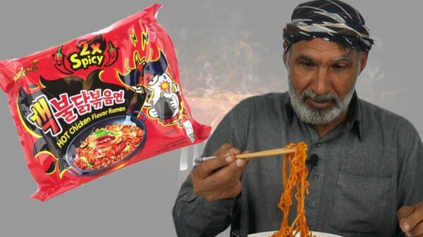 Pakistaanse stamleden proberen voor het eerst in hun leven pittige ramen noodles