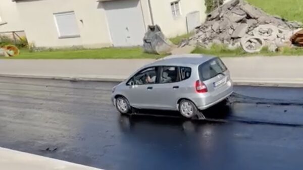 Niets rijdt lekkerder dan een vers gelegd weggetje met hagelnieuw asfalt