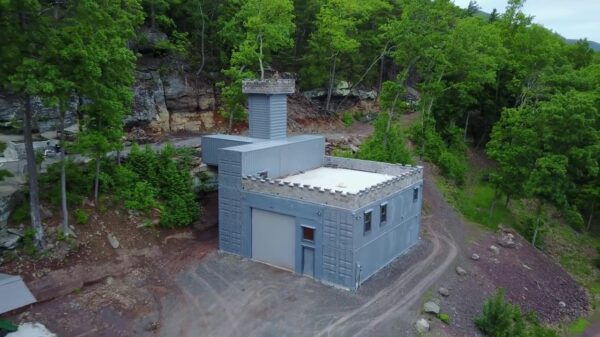 Bouw eens een supervet kasteel van vrachtcontainers in je achtertuin