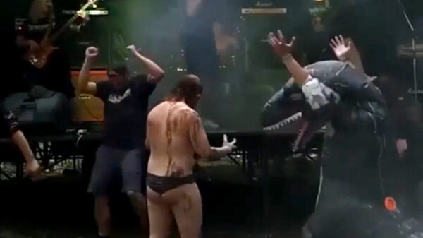 Nieuwe beelden van W. Ortel opgedoken genietend van zijn favoriete muziek