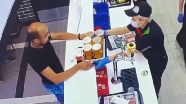 Handige Harrie heeft de nodige struggles met een dienblad bier