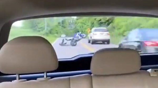 Motor klapt vol op een auto als deze idioot een wheelie wil maken