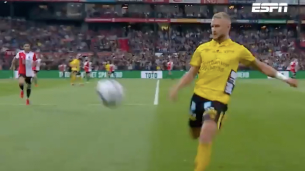 Cameravrouw omver gebeukt in de wedstrijd Feyenoord - IF Elfsborg