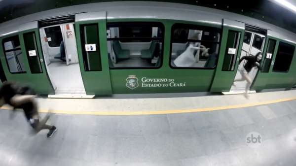 Heerlijk zieke metroprank: Brazilianen rennen gillend het perron op!