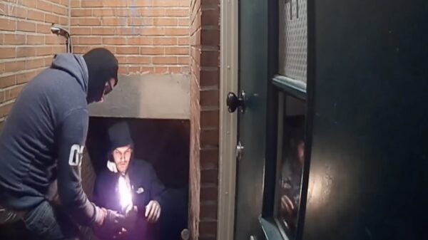 Politie deelt beelden van mannen die molotovcocktail bij journalist naar binnen gooien