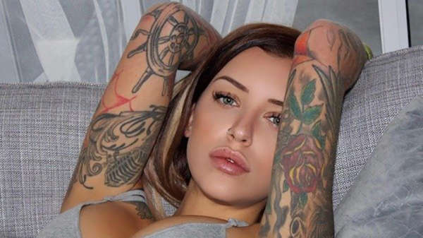 Een verzameling vrouwen met tattoos (15)