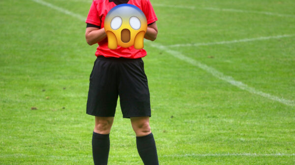 Scheidsrechter uit Honduras trekt iets anders dan een gele of rode kaart