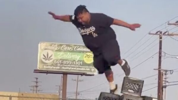 Het kratjesloopkampioenschap werd niet door deze deelnemer gewonnen