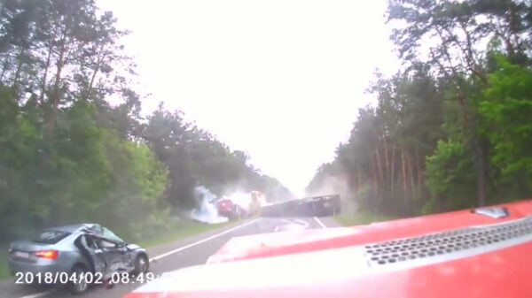 Idiote Skoda-rijder veroorzaakt teringzooi met gestoorde inhaalactie