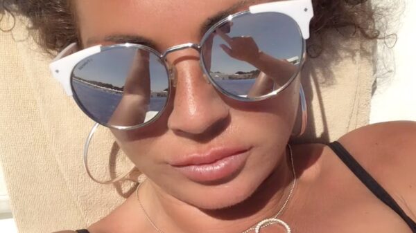 Michella Kox maakt 'statement' en gooit haar tepel op Facebook