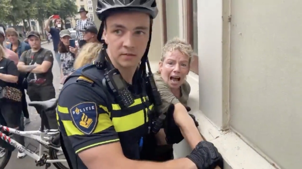 Politie moest gistermiddag toch weer ingrijpen op het Binnenhof in Den Haag