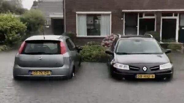 Lekker 's zomers weer in het Friese Woudsend, straten staan blank