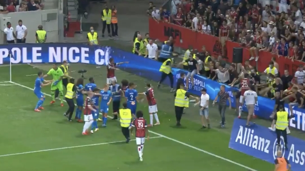 Rellen bij Nice - Marseille; 'supporters' rennen veld op en vechten met voetballers
