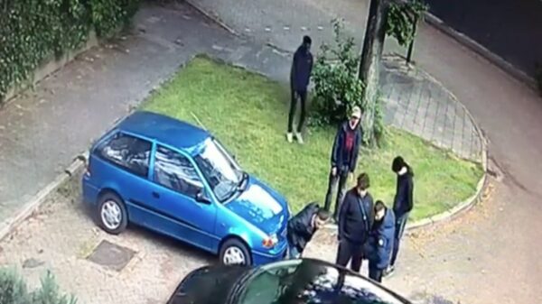 Stoer buurmeisje gaat verhaal halen bij gasten die op de auto van haar broer hangen