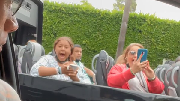 Dwayne 'The Rock' Johnson verrast fans tijdens een celebrity-tourbus in Los Angeles