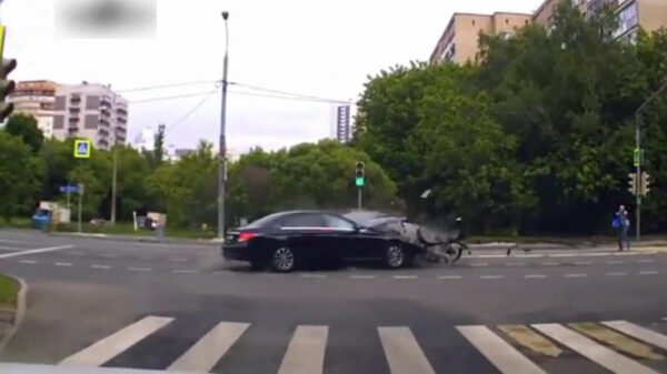 Knetterharde crash nadat verkeershufter keihard door rood knalt