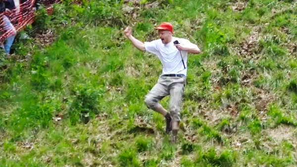 Het jaarlijkse Cheese Rolling in Gloucestershire staat garant voor vallende idioten