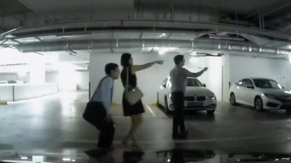 Betrapt door de dashcam: collega's maken vunzige foto van vrouwelijke collega