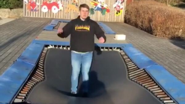 "Hey, maak eens een salto achterover!"