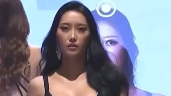 Ssun Biki schittert op de catwalk met haar indrukwekkende rondingen