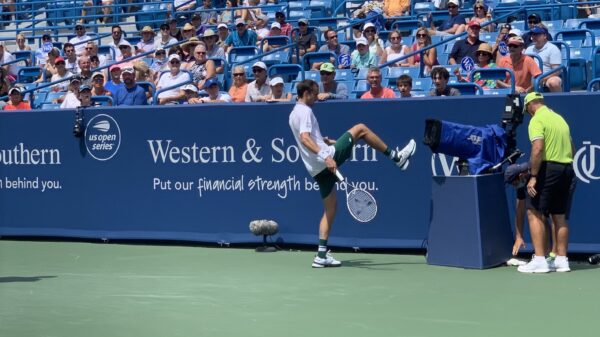 Medvedev klapt tijdens rally tegen cameraman aan en trapt 'm nog ff na