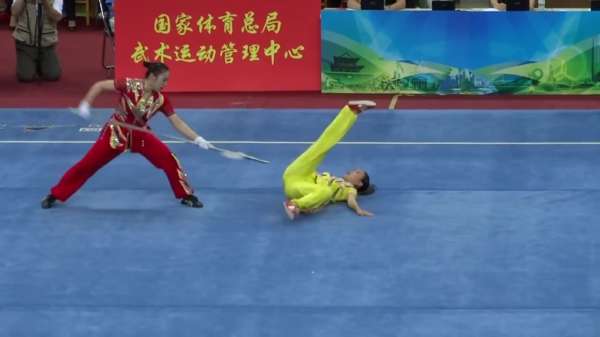Bizarre speer-ontwijkreflexen tijdens Chinees toernooi