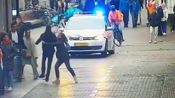 Dappere dame helpt politie en blokkeert vluchtende verdachte in Den Haag