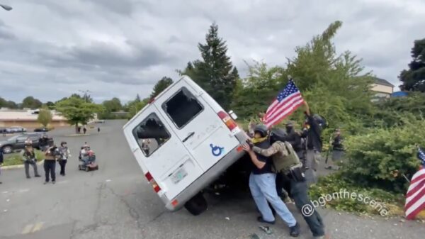 Proud boys slopen gehandicaptenauto die werd gebruikt om op ze in te rijden