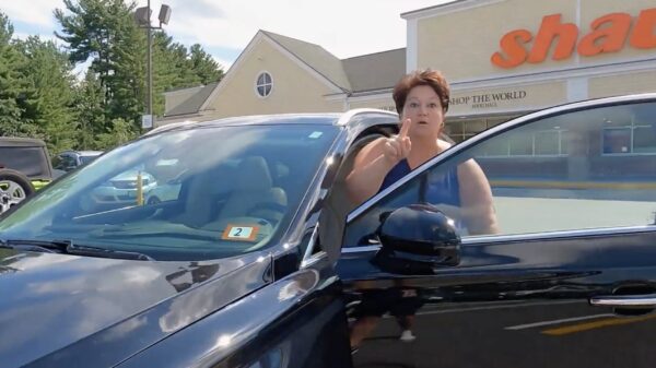 Karen kennie rijden en dumpt d'r winkelwagen gewoon op de gehandicaptenparkeerplaats