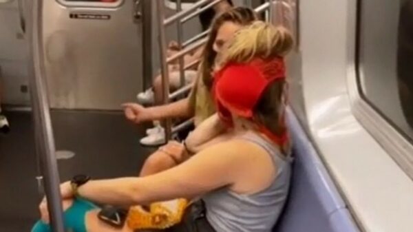 Ingenieuze Ankie is haar mondkapje weer eens vergeten