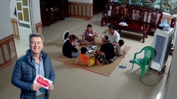 Familiediner wordt bruut verstoord door ongenodigde gast