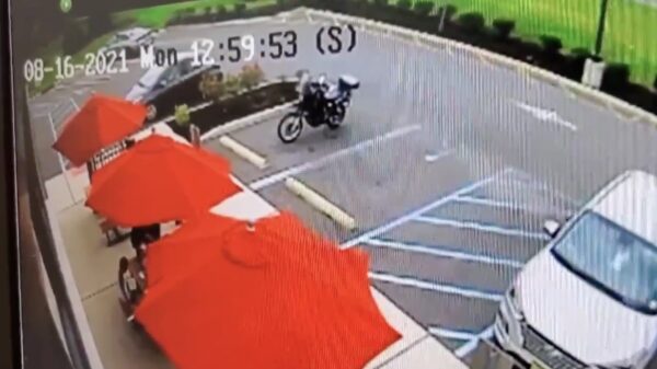 Auto schiet nét langs gezin als hij via de berm bijna een restaurant binnen knalt