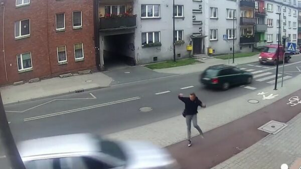 Voetganger met ninjareflexen voorkomt dat hij ondersteboven wordt gereden