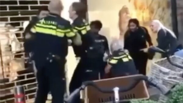 Zoveelste contextloze video: 'politieagent geeft 14-jarige jongen klap in gezicht'