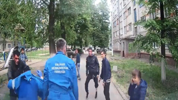 Ambulancepersoneel wordt aangevallen door een lading bezopen Russen