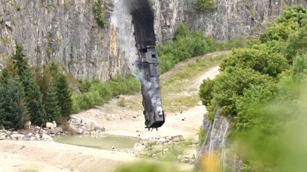 Trein stort in Engels ravijn voor opnames van de film Mission Impossible 7