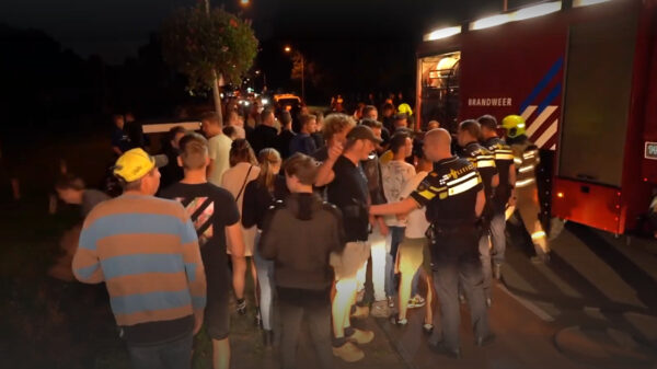 Politie moet ingrijpen tijdens protest tegen Afghaanse vluchtelingen in Harskamp