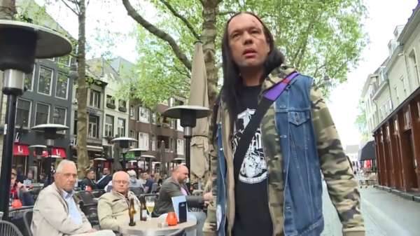De slijptol van PowNed door chagrijnige hippie aangevallen in Breda